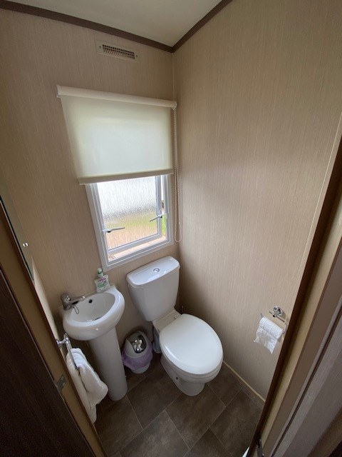 C37 - En-suite toilet