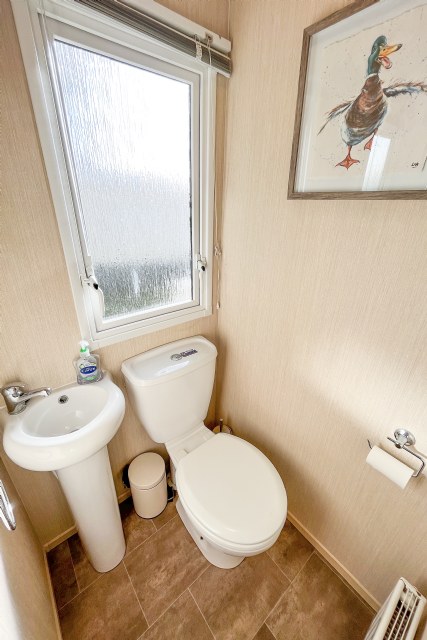 C145 - En-suite toilet